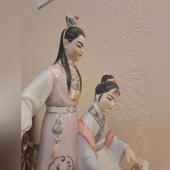 Rare Vintage Chinese Hand Painted Lovers Porcelain Statue of Emperial Man Woman - Picture 5 of 12